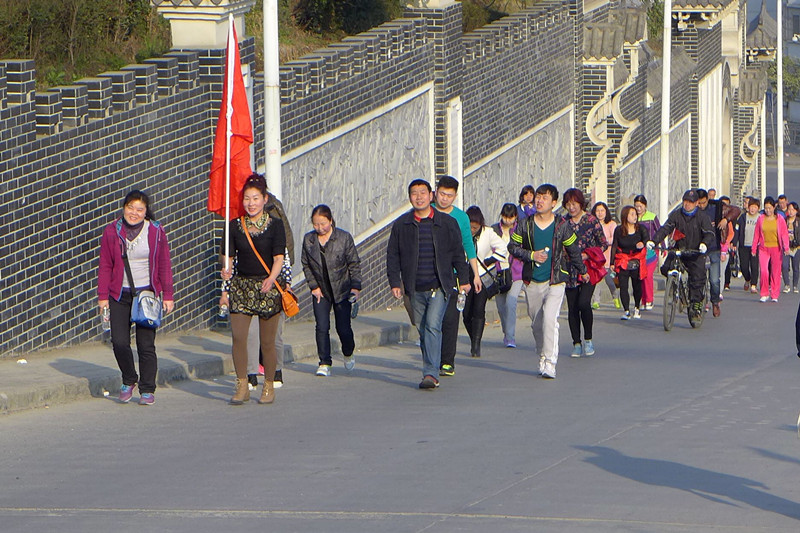 2015年3月8日寶業(yè)集團開展“香溪洞-吉河徒步踏青活動”慶祝三八節(jié)！